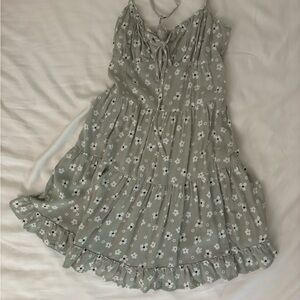 Hollister Green and white floral dress
Worn ONCE, Excellent Condition
Size: XS